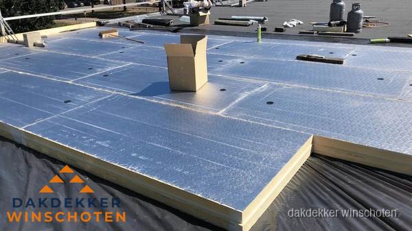 PIR isolatieplaten worden gelegd op plat dak voor dakisolatie in Winschoten