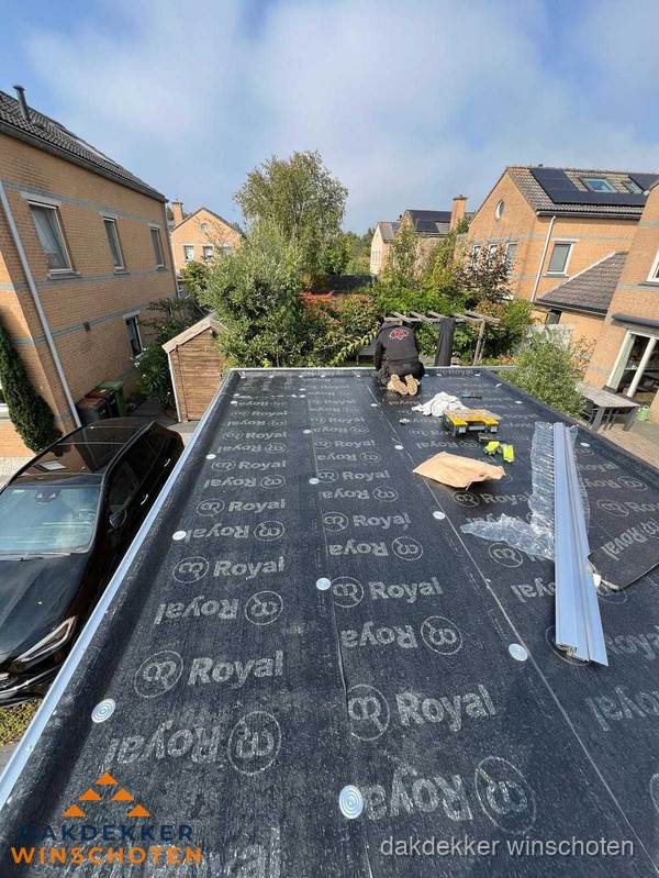 Nieuwe Royal bitumen dakbedekking op plat dak van aanbouw in Winschoten Nieuwe Royal bitumen dakbedekking op plat dak van aanbouw in Winschoten