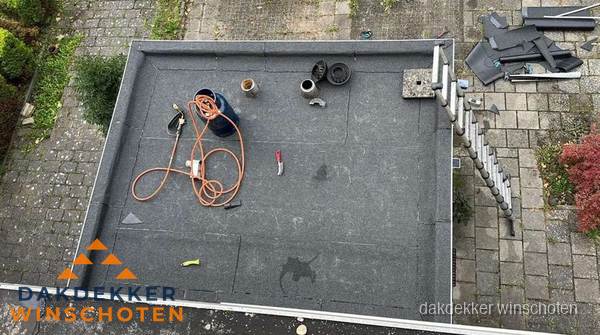 Plat dak met nieuwe bitumen bedekking in Winschoten Plat dak met nieuwe bitumen bedekking in Winschoten