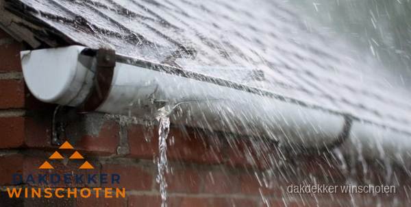 Lekkende dakgoot tijdens regenval in Winschoten Lekkende dakgoot tijdens regenval in Winschoten