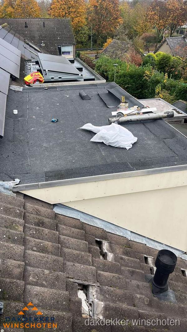 Beschadigde dakbedekking op plat dak voor reparatie in Winschoten Beschadigde dakbedekking op plat dak voor reparatie in Winschoten
