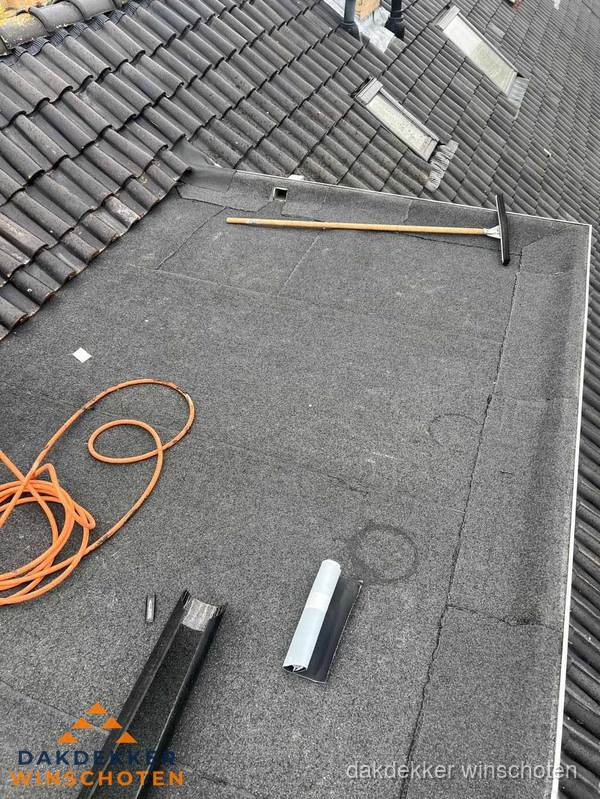 Plat dak reparatie met gereedschap en loodstroken in Winschoten Plat dak reparatie met gereedschap en loodstroken in Winschoten