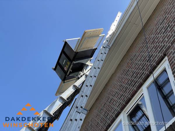 Dakgoot vervangen met dakdekkerslift in Winschoten Dakgoot vervangen met dakdekkerslift in Winschoten