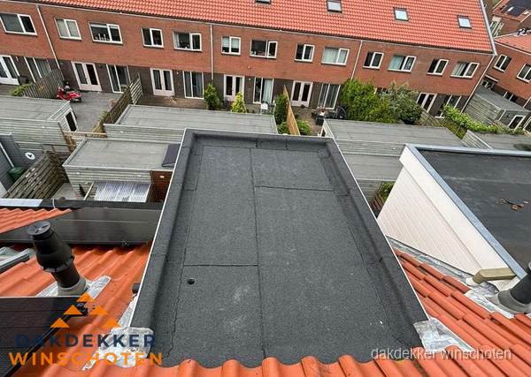 Plat dak met bitumen bedekking naast dakkapel in Winschoten Plat dak met bitumen bedekking naast dakkapel in Winschoten