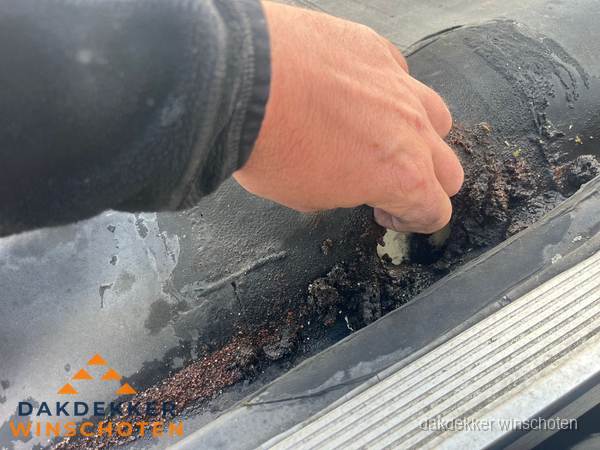 Schade aan bitumen dakbedekking op plat dak in Winschoten