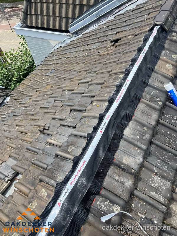 Nokvorst renovatie met Koramic nokrol op schuin pannendak in Winschoten Nokvorst renovatie met Koramic nokrol op schuin pannendak in Winschoten