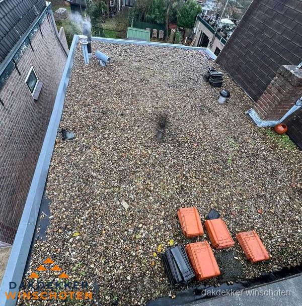 Plat dak met grindballast en dakdoorvoeren in Winschoten Plat dak met grindballast en dakdoorvoeren in Winschoten