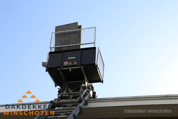 Dakdekkerslift voor materiaal transport bij dakwerkzaamheden in Winschoten Dakdekkerslift voor materiaal transport bij dakwerkzaamheden in Winschoten