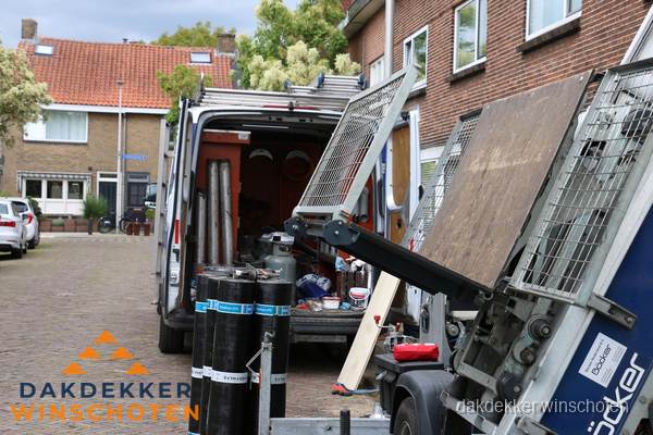 Dakdekkersbusje met materiaal en ladderlift voor dakpannen vervangen in Winschoten Dakdekkersbusje met materiaal en ladderlift voor dakpannen vervangen in Winschoten