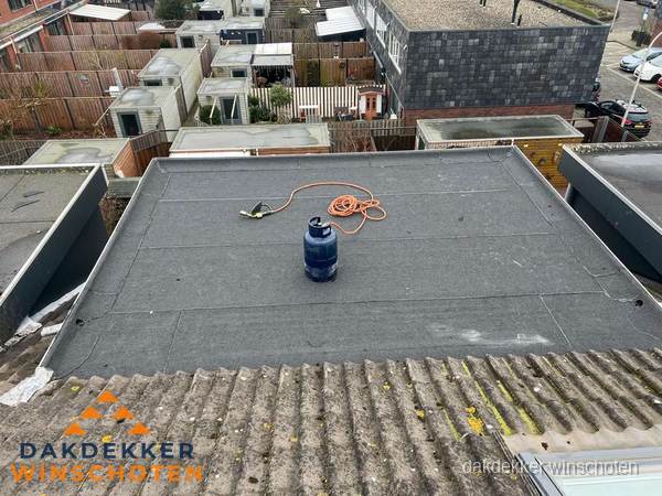 Plat dak met nieuwe bitumen dakbedekking en brandgereedschap in Winschoten Plat dak met nieuwe bitumen dakbedekking en brandgereedschap in Winschoten